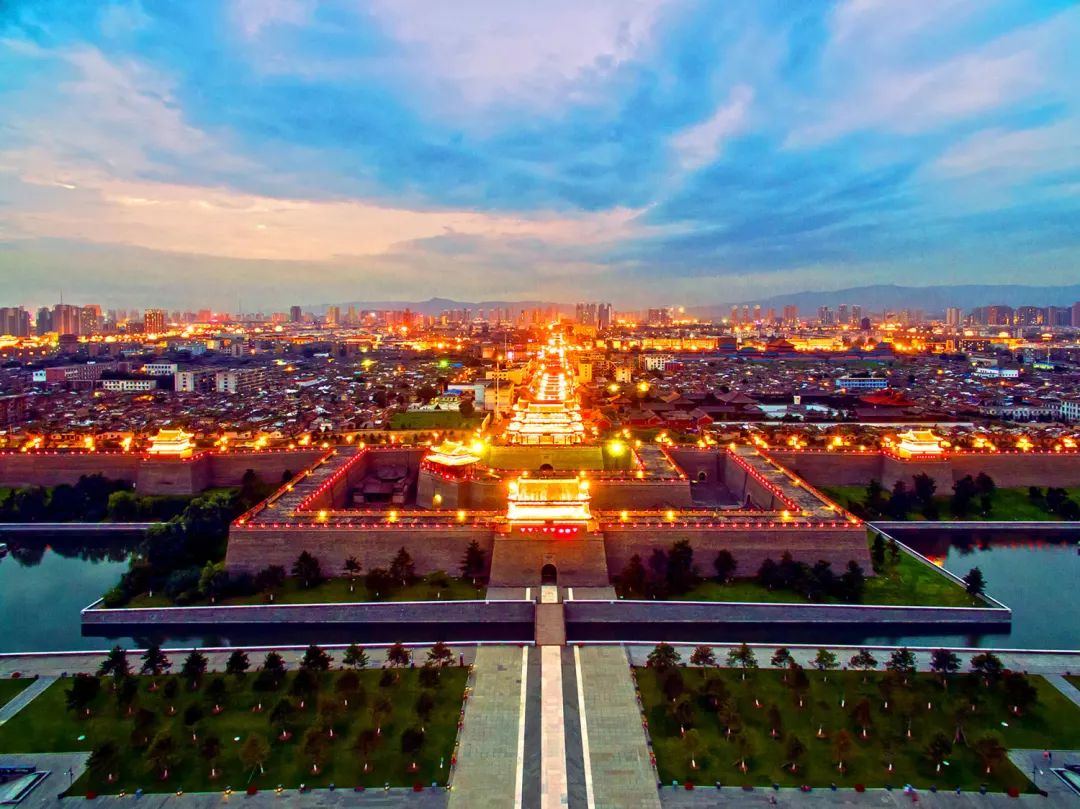 月光下的古城守望者