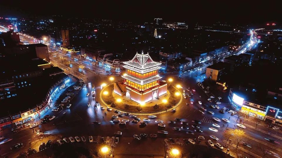 临汾后台，演员们紧张筹备登场瞬间